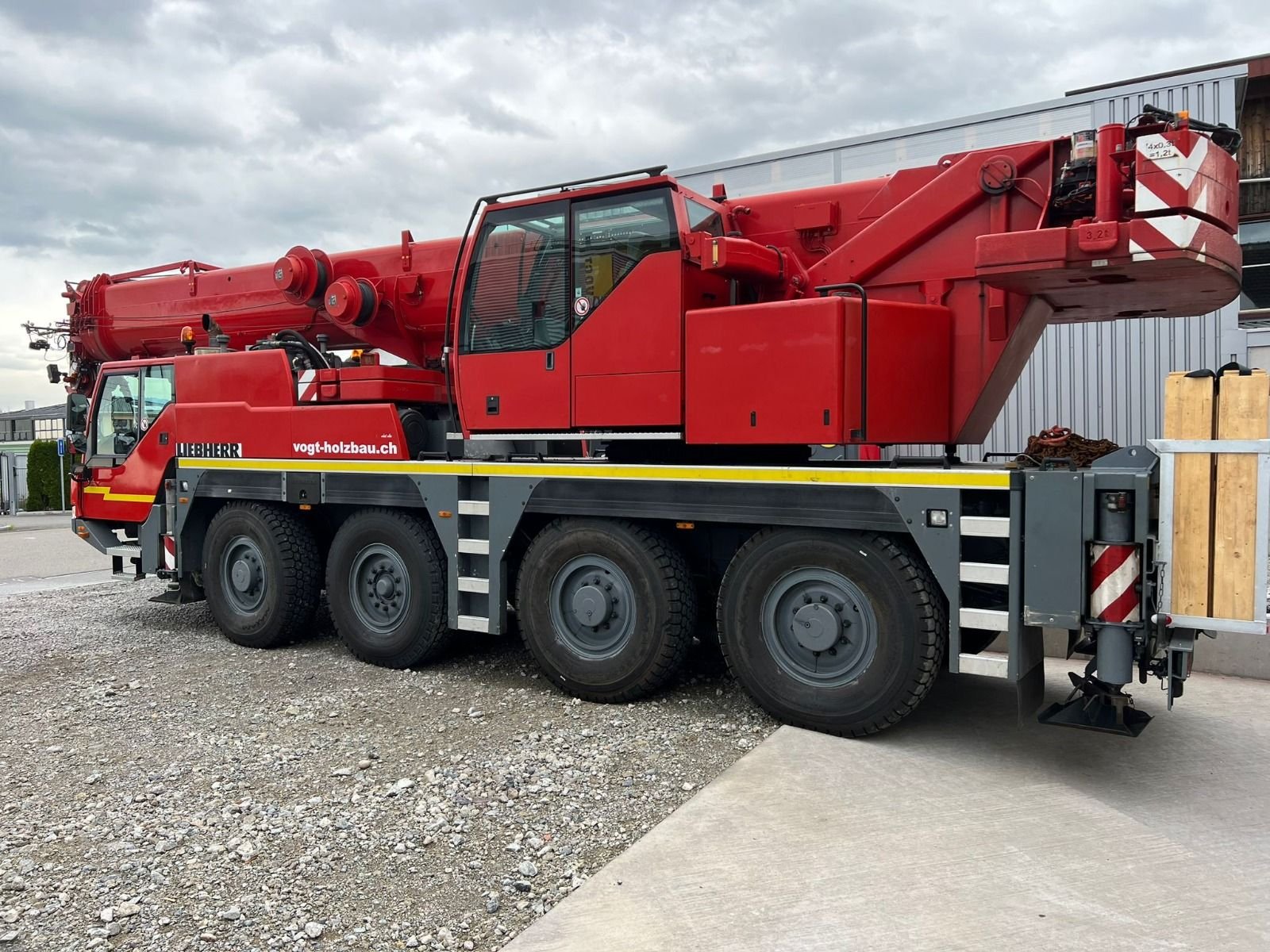 Liebherr-Autokran von Vogt Holzbau