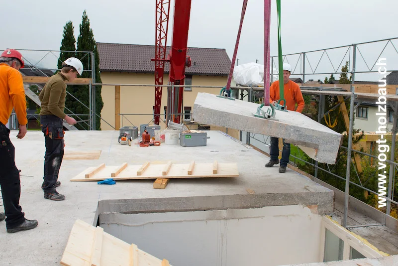 Herausheben einer Betonplatte mit dem Kran