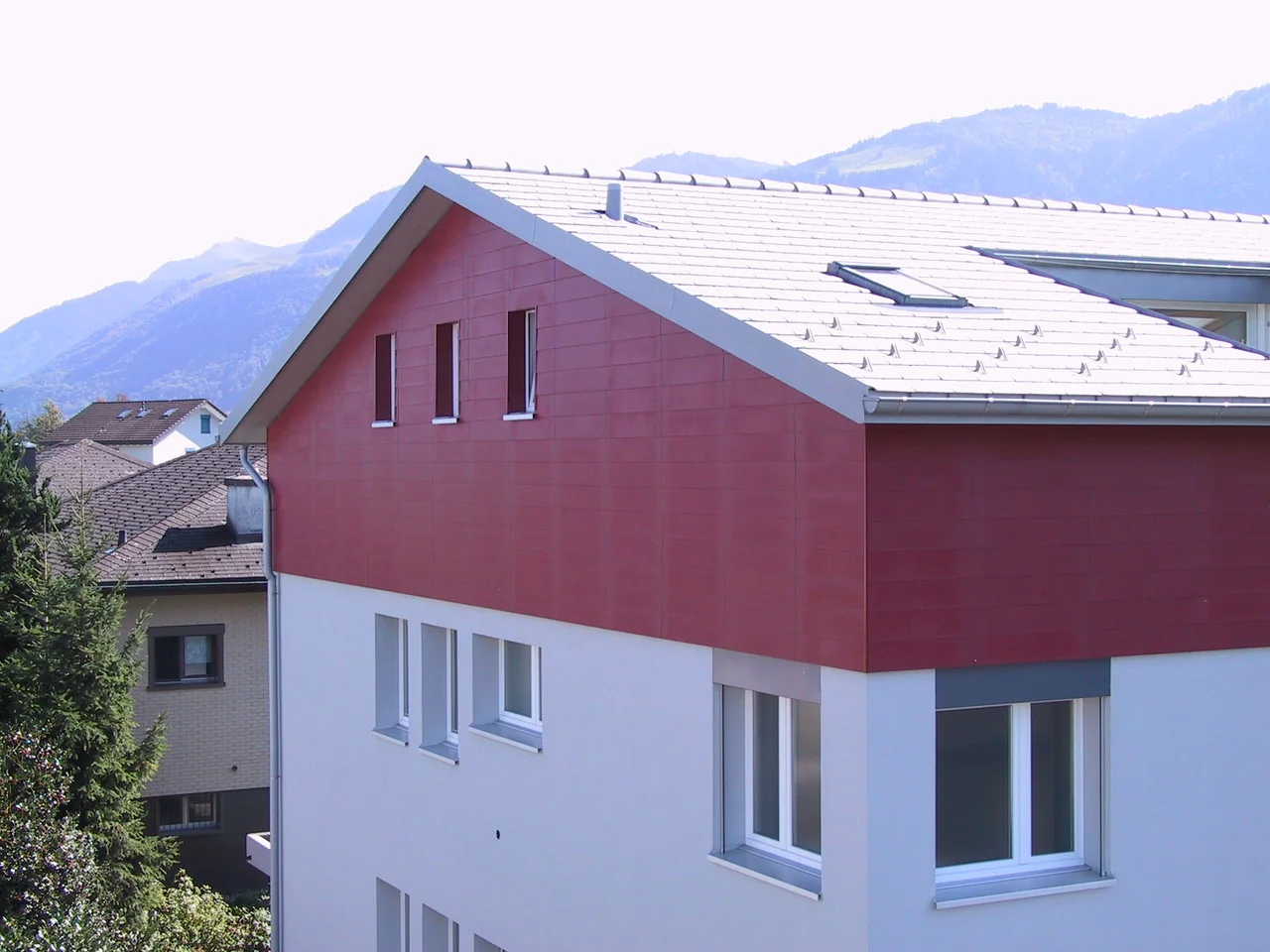 Fassaden oder Fassadenteile auf Risse und abgebrochene Platten prüfen reinigen und reparieren
