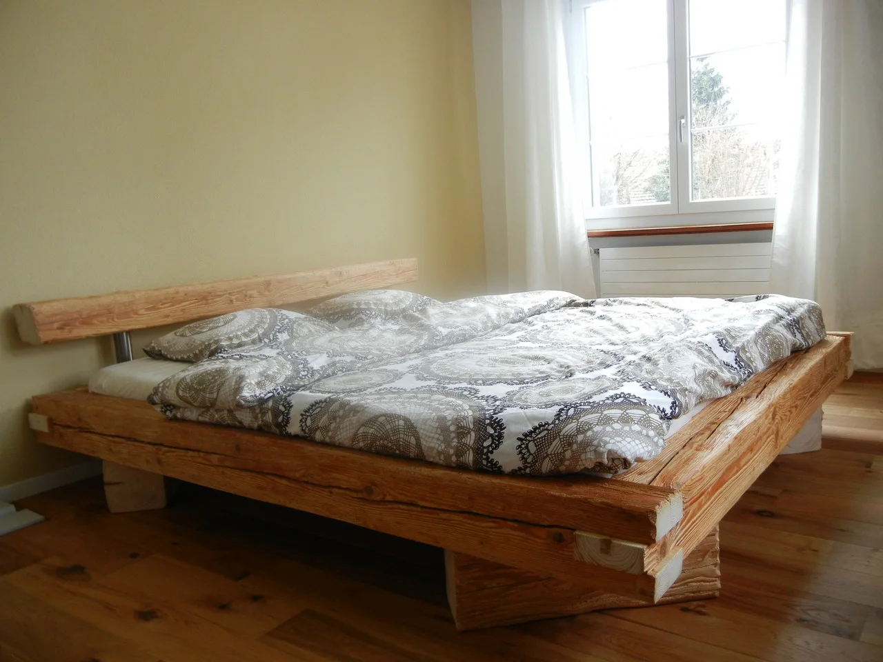 Balkenbett aus Altholz