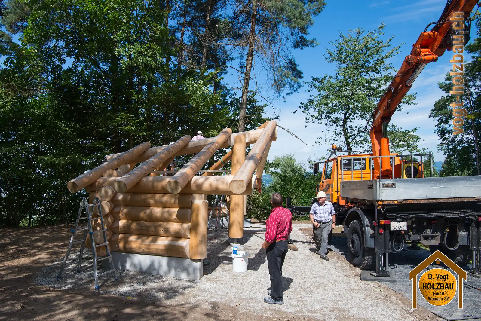 Blockhaus Gruobi: Am Mittag beim Aufrichten in Pfäffikon SZ