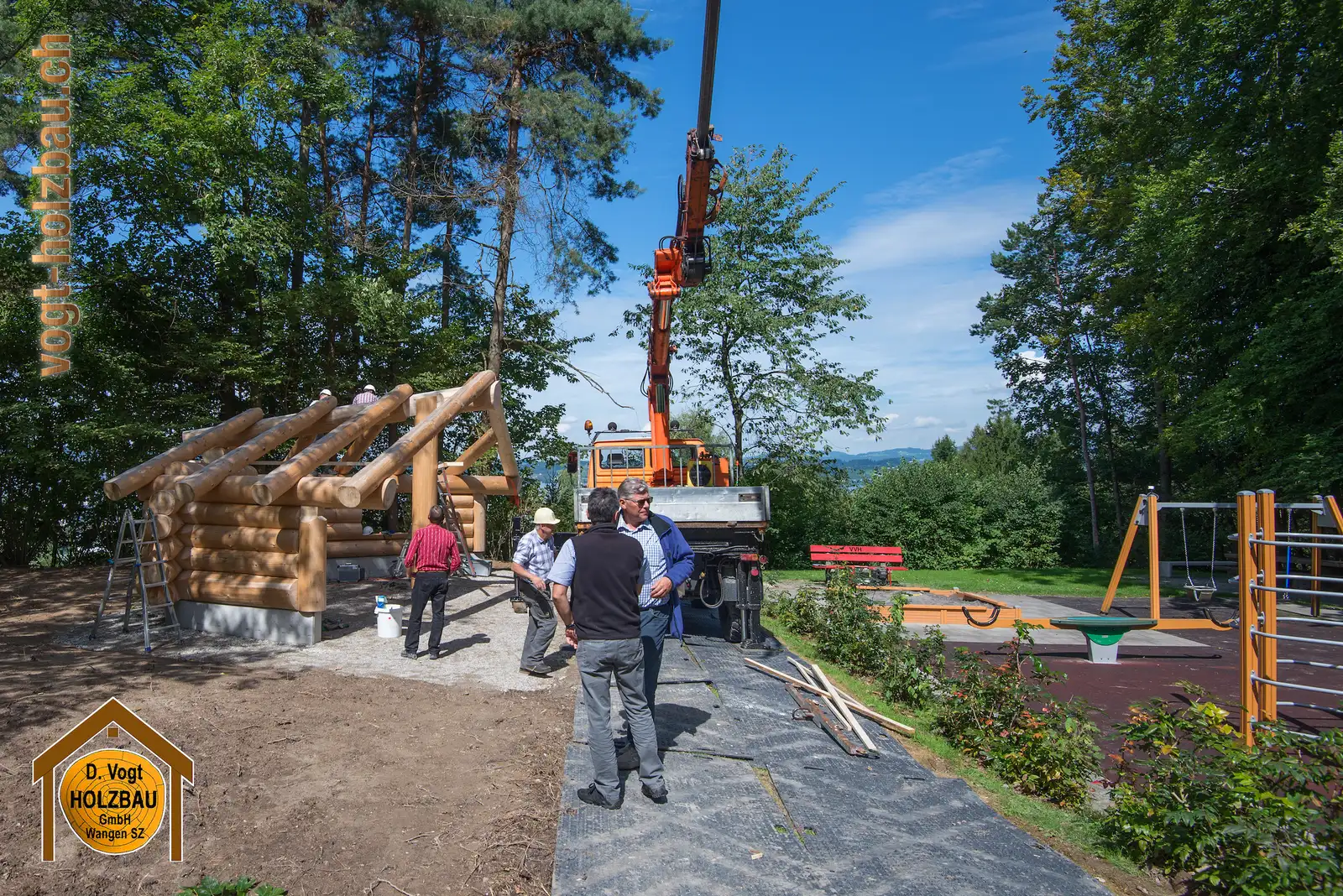 Blockhaus Gruobi: Am Mittag beim Aufrichten in Pfäffikon SZ