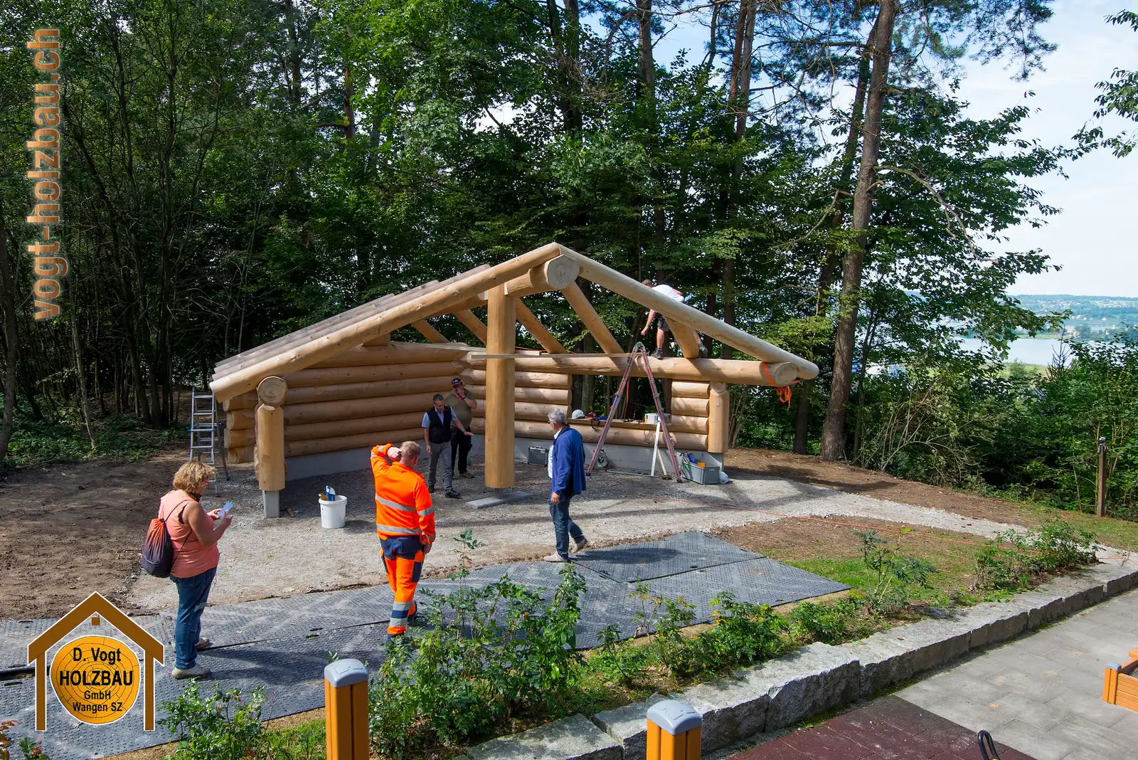 Blockhaus Gruobi: Am Mittag beim Aufrichten in Pfäffikon SZ
