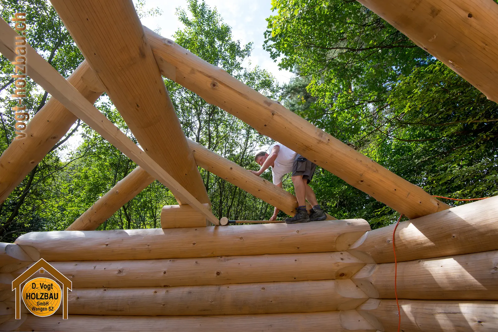 Blockhaus Gruobi: Am Mittag beim Aufrichten in Pfäffikon SZ