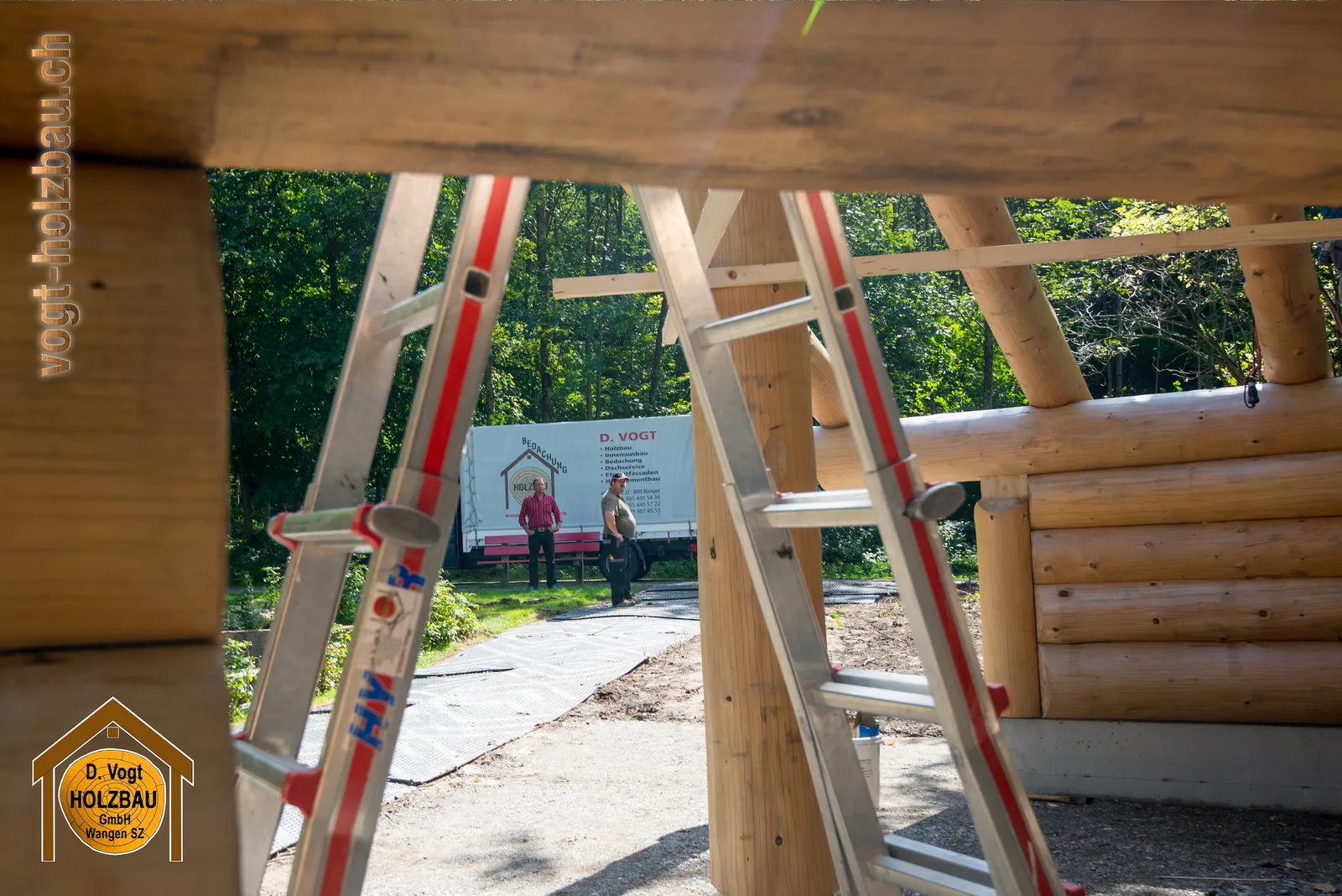 Blockhaus Gruobi: Am Mittag beim Aufrichten in Pfäffikon SZ