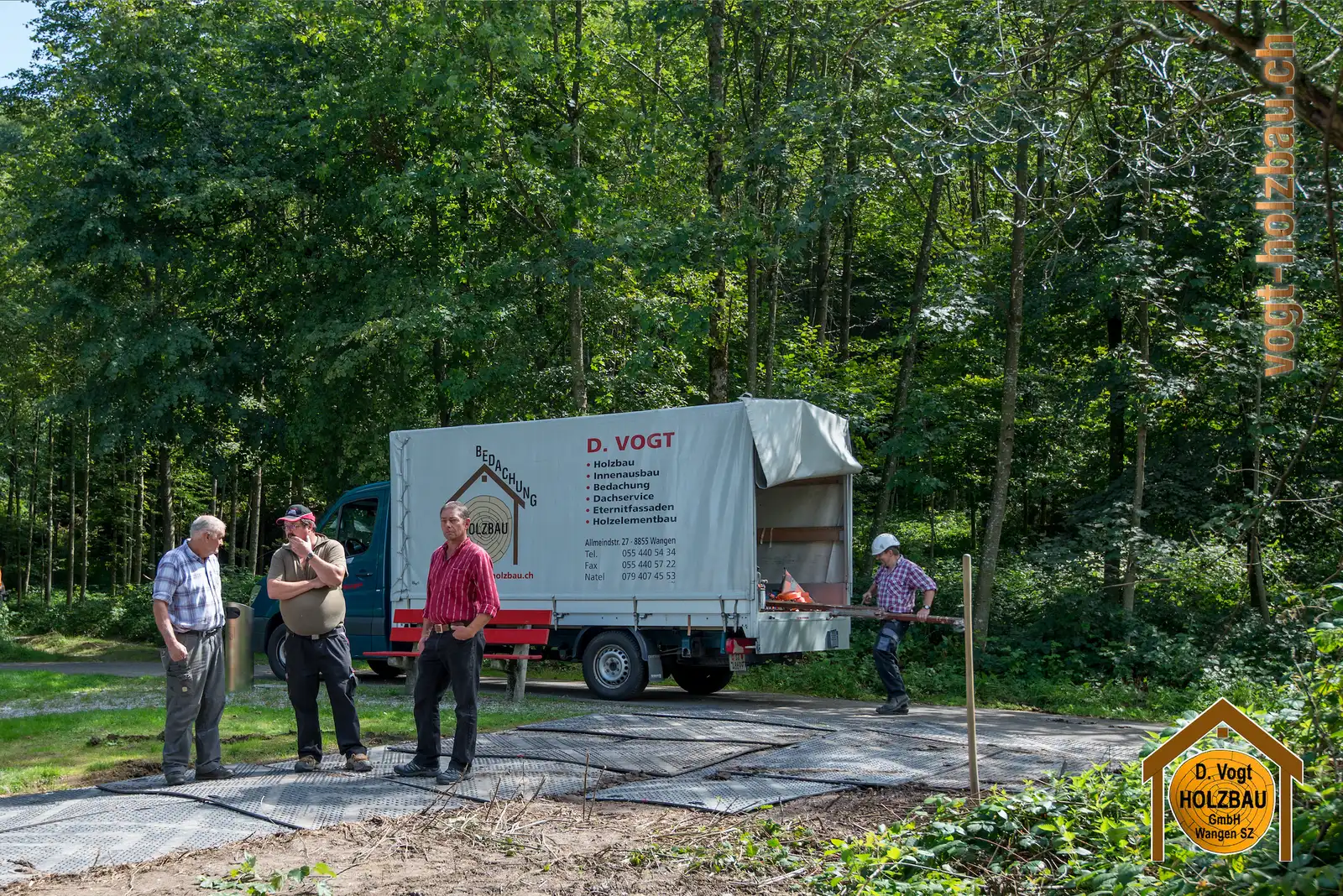 Blockhaus Gruobi: Am Mittag beim Aufrichten in Pfäffikon SZ