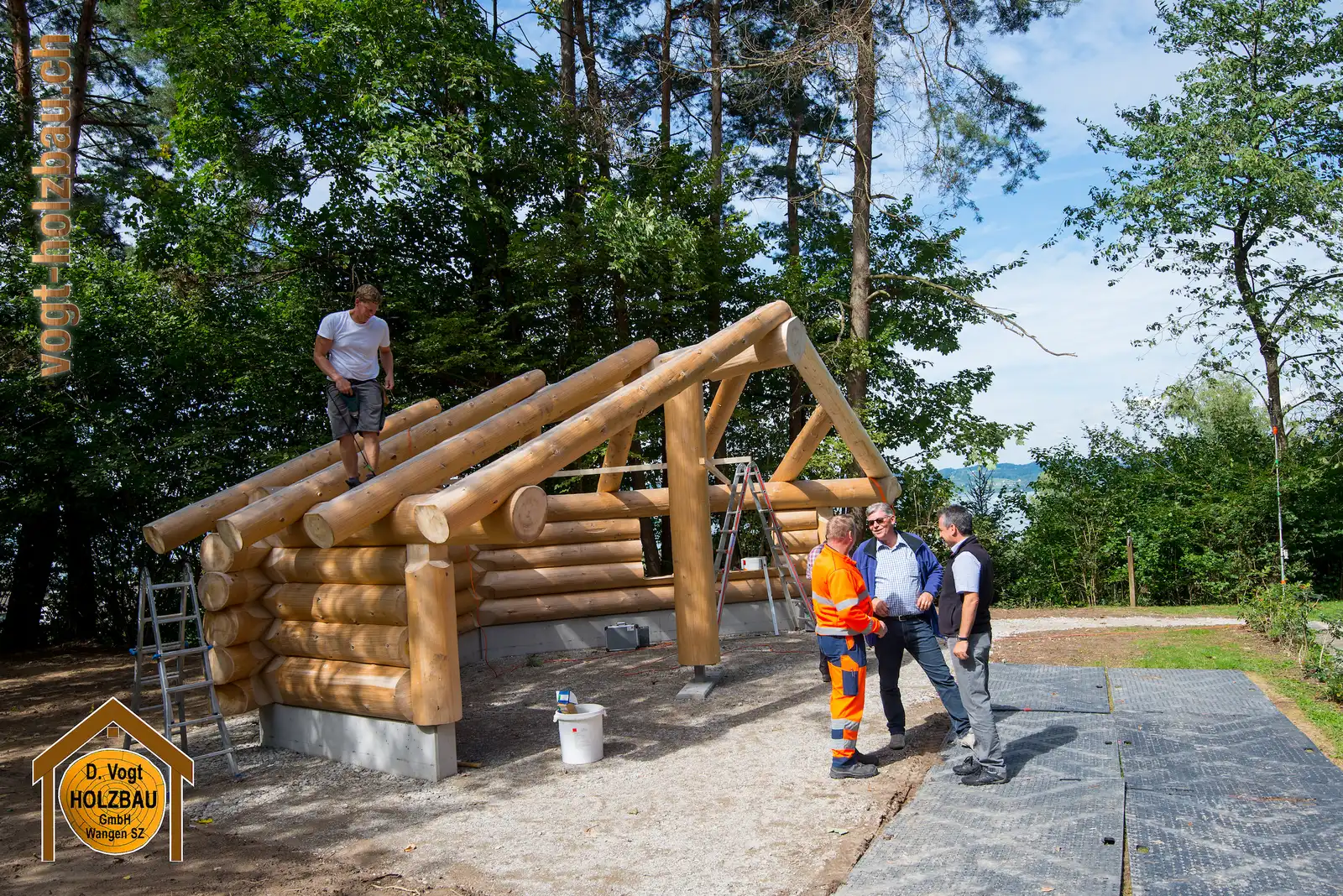 Blockhaus Gruobi: Am Mittag beim Aufrichten in Pfäffikon SZ