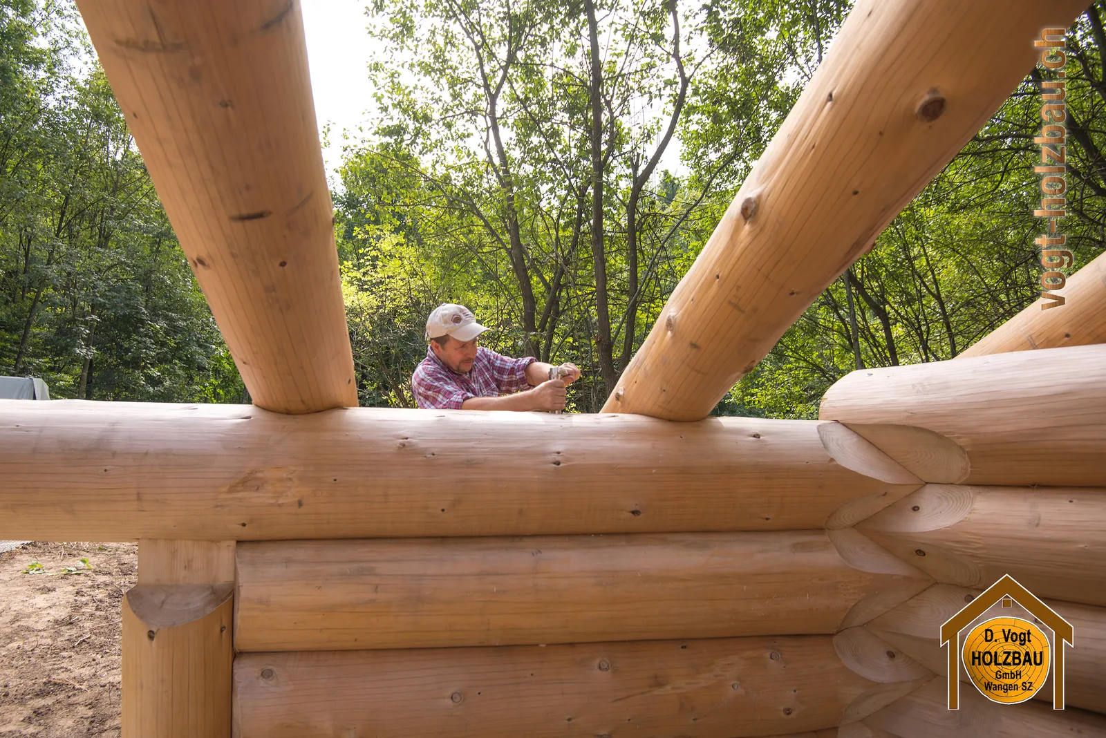 Blockhaus Gruobi: Am Mittag beim Aufrichten in Pfäffikon SZ