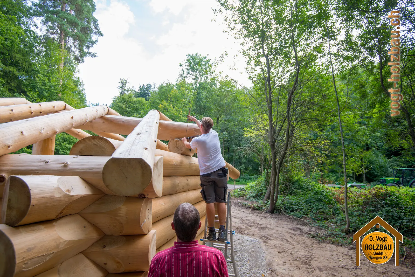 Blockhaus Gruobi: Am Mittag beim Aufrichten in Pfäffikon SZ