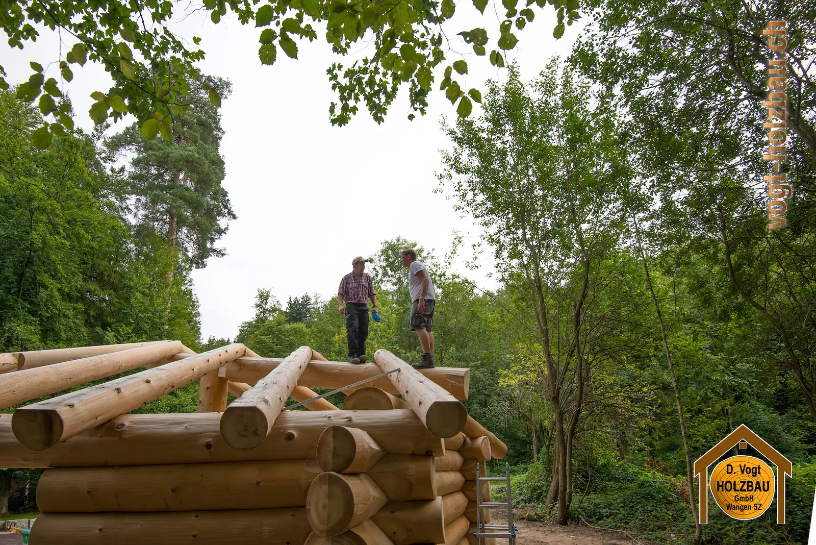 Blockhaus Gruobi: Am Mittag beim Aufrichten in Pfäffikon SZ
