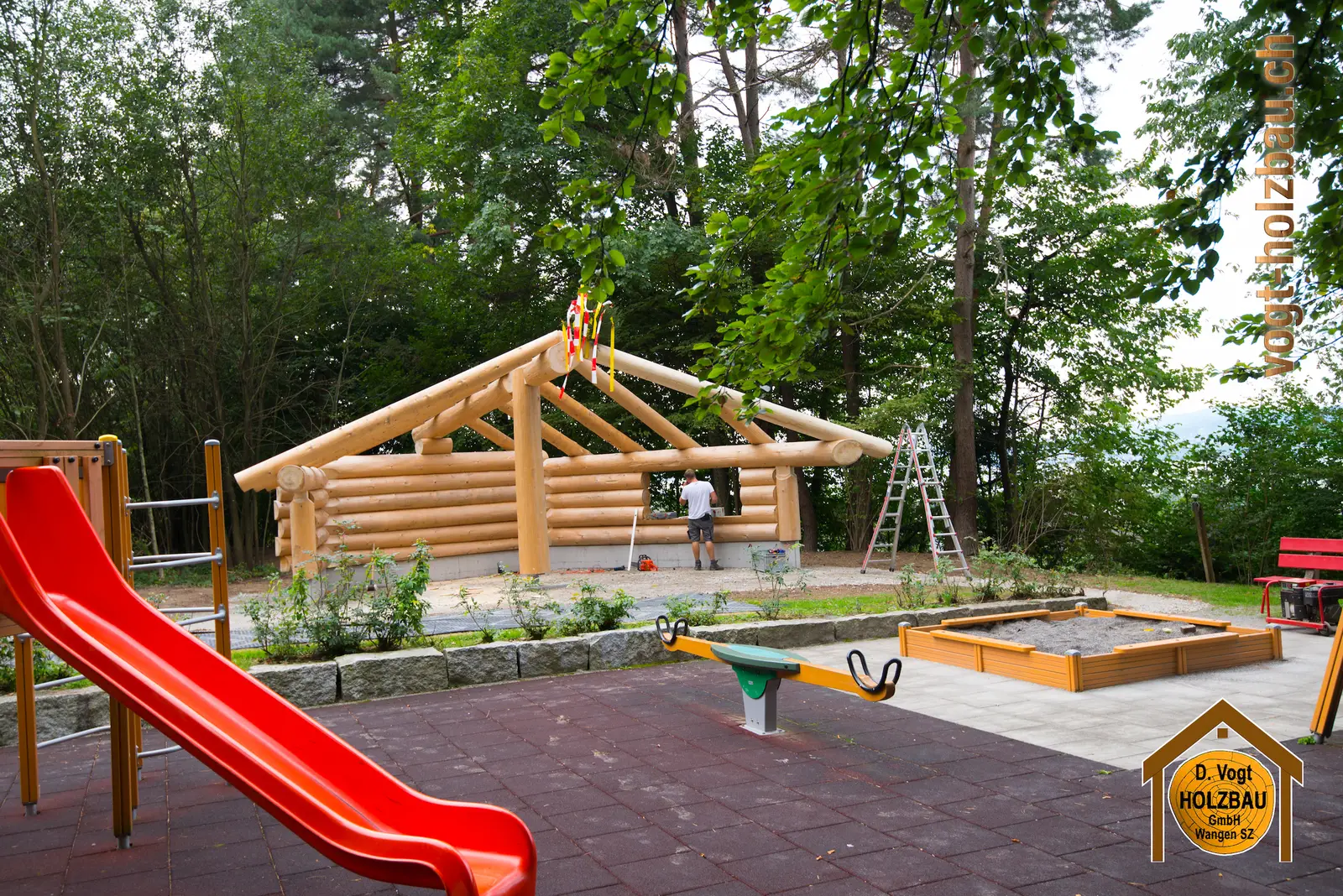 Blockhaus Gruobi: Am Mittag beim Aufrichten in Pfäffikon SZ