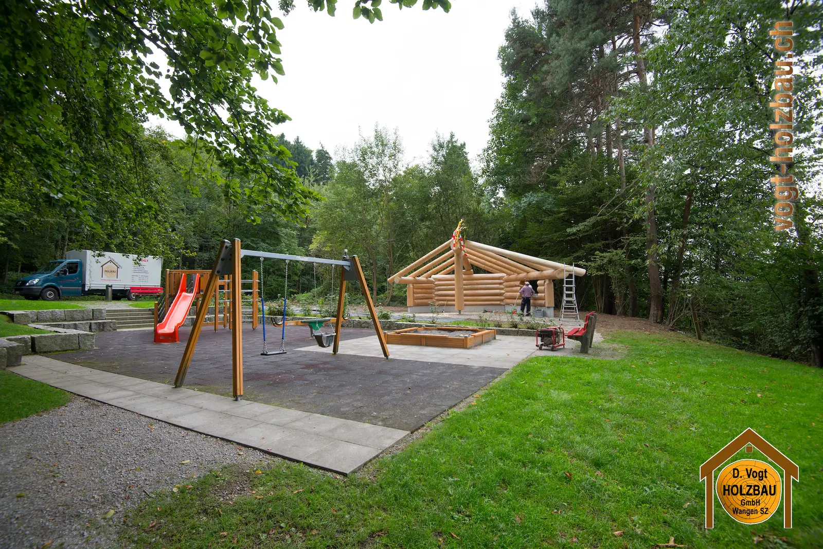 Blockhaus Gruobi: Am Mittag beim Aufrichten in Pfäffikon SZ