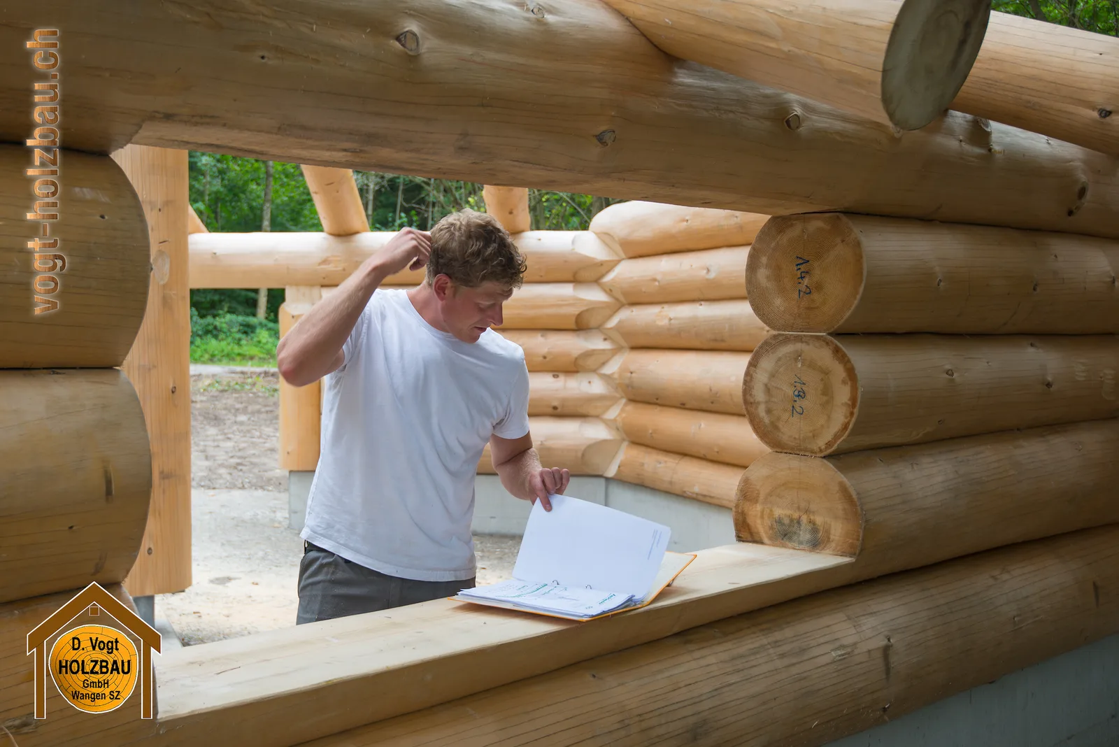 Blockhaus Gruobi: Am Mittag beim Aufrichten in Pfäffikon SZ