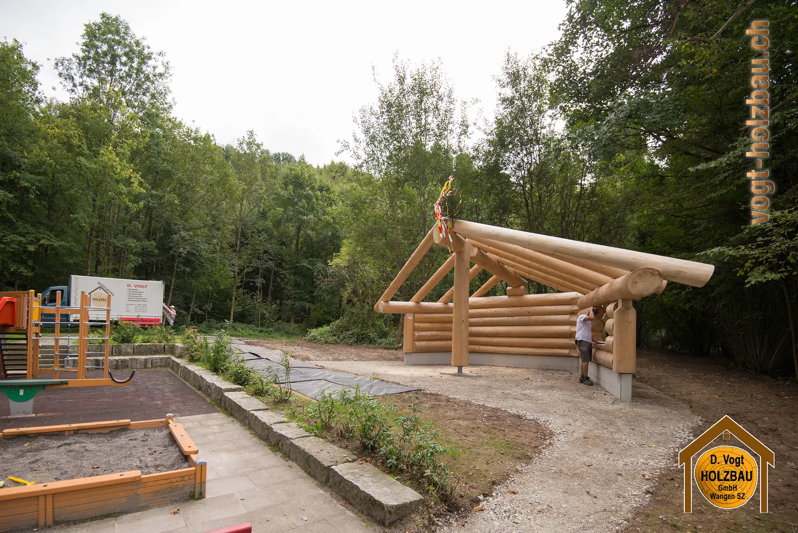 Blockhaus Gruobi: Am Mittag beim Aufrichten in Pfäffikon SZ