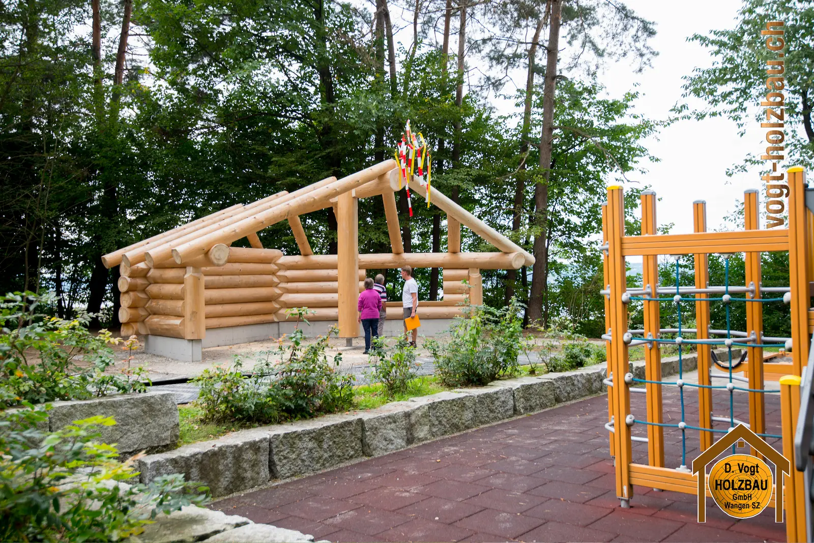 Blockhaus Gruobi: Am Mittag beim Aufrichten in Pfäffikon SZ