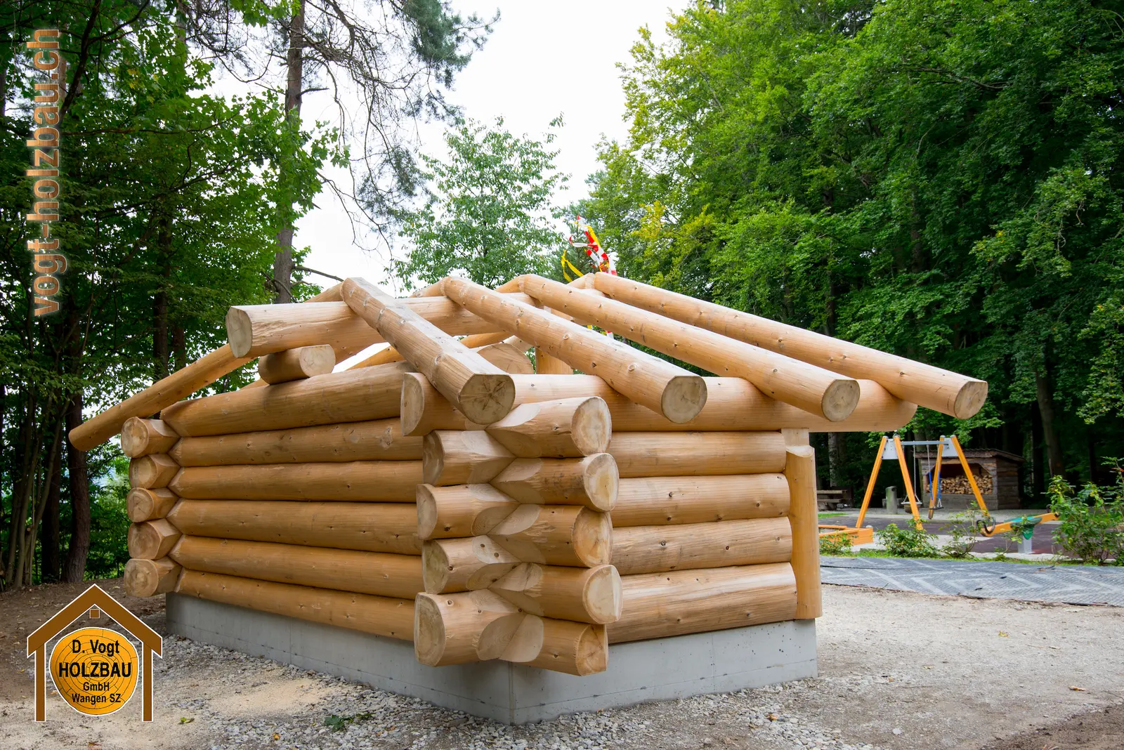 Blockhaus Gruobi: Am Mittag beim Aufrichten in Pfäffikon SZ