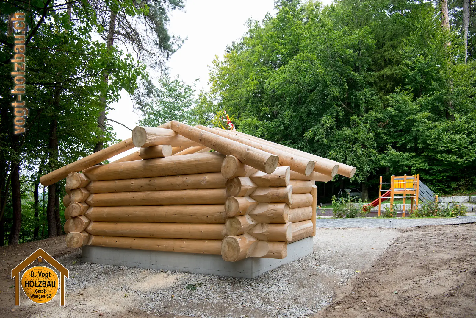 Blockhaus Gruobi: Am Mittag beim Aufrichten in Pfäffikon SZ