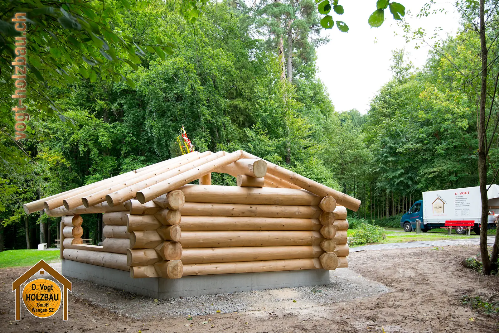 Blockhaus Gruobi: Am Mittag beim Aufrichten in Pfäffikon SZ