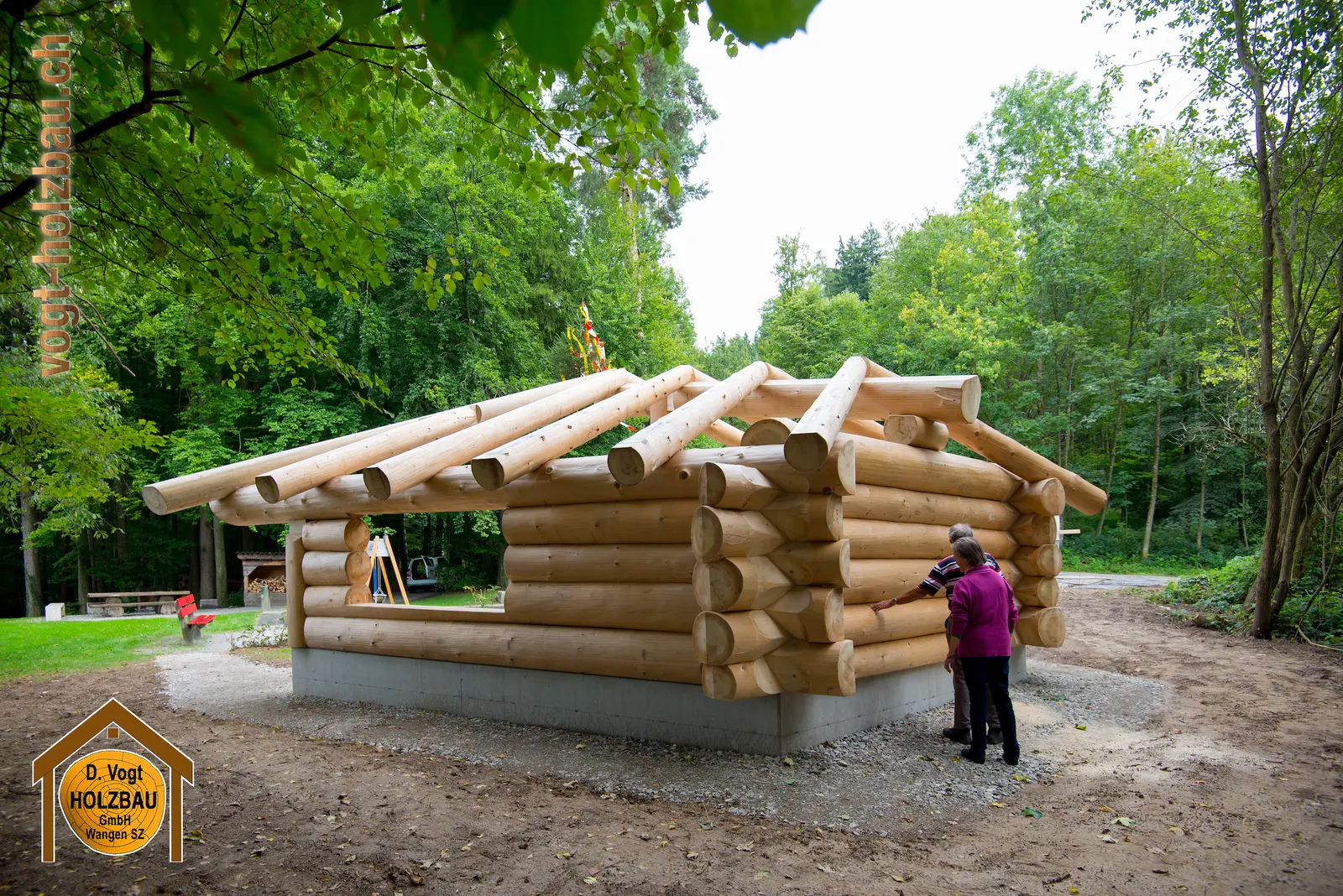 Blockhaus Gruobi: Am Mittag beim Aufrichten in Pfäffikon SZ