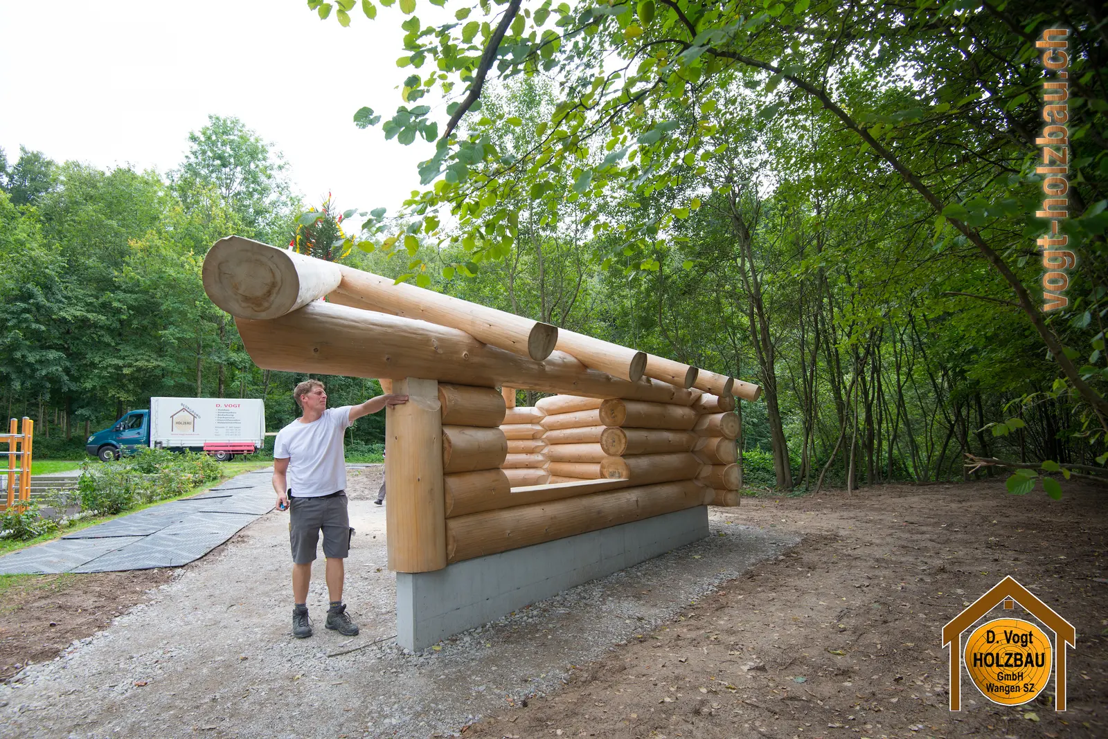Blockhaus Gruobi: Am Mittag beim Aufrichten in Pfäffikon SZ