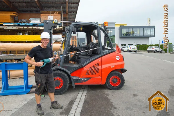 Walter Stählin mit einem Blockhausbau-Werkzeug