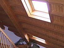Dachfenster in einer Holzdecke