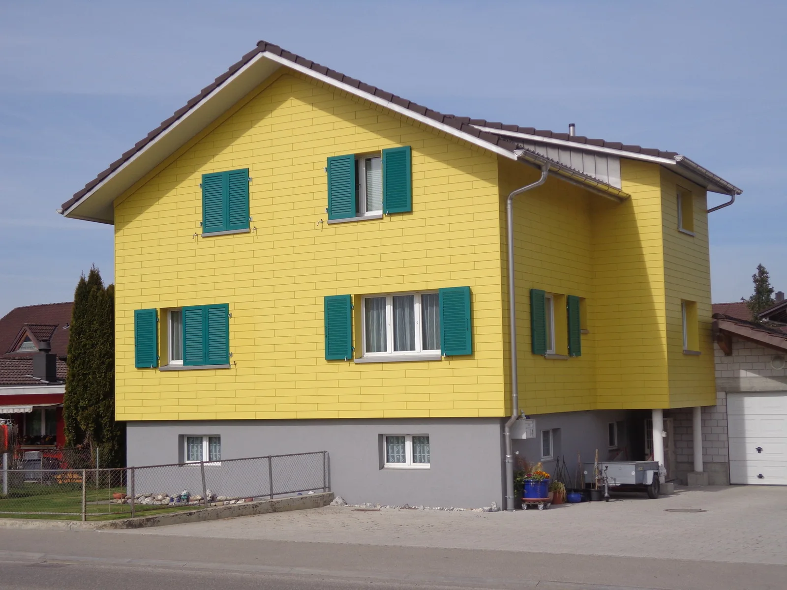 Fertig sanierte Fassade aufgefrischt