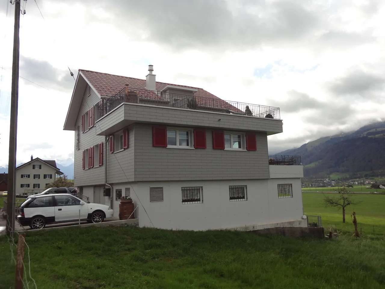 Fertig sanierte Fassade inklusive dem Anbau und der Balkonbrüstung