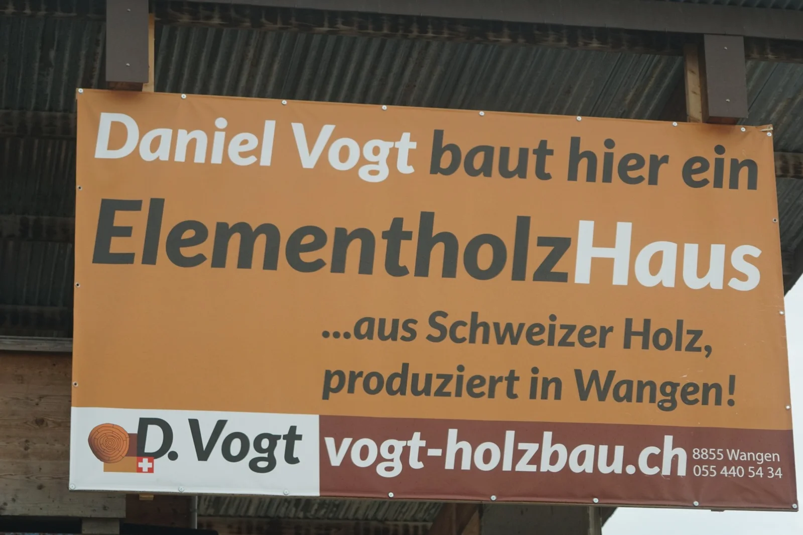 Bautafel: Daniel Vogt baut hier ein ElementholzHaus