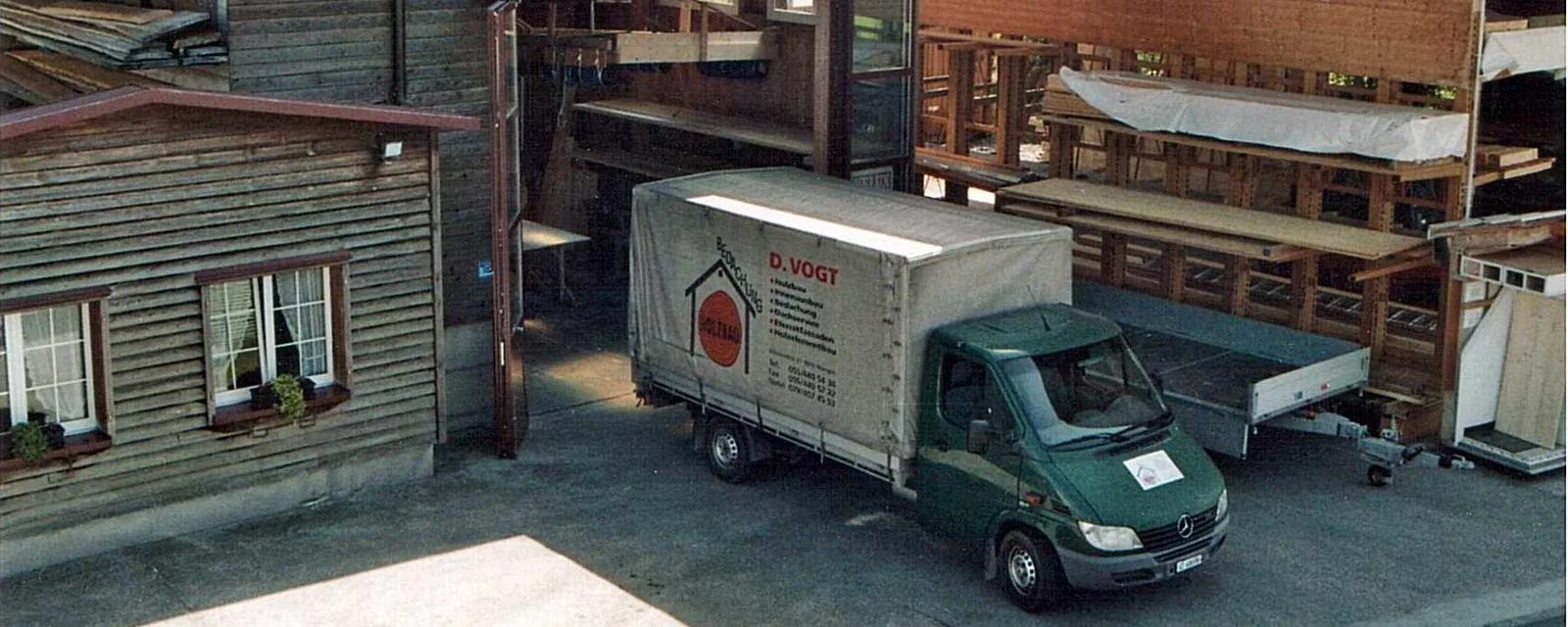 Werkhof mit Firmenfahrzeug von D. Vogt Holzbau