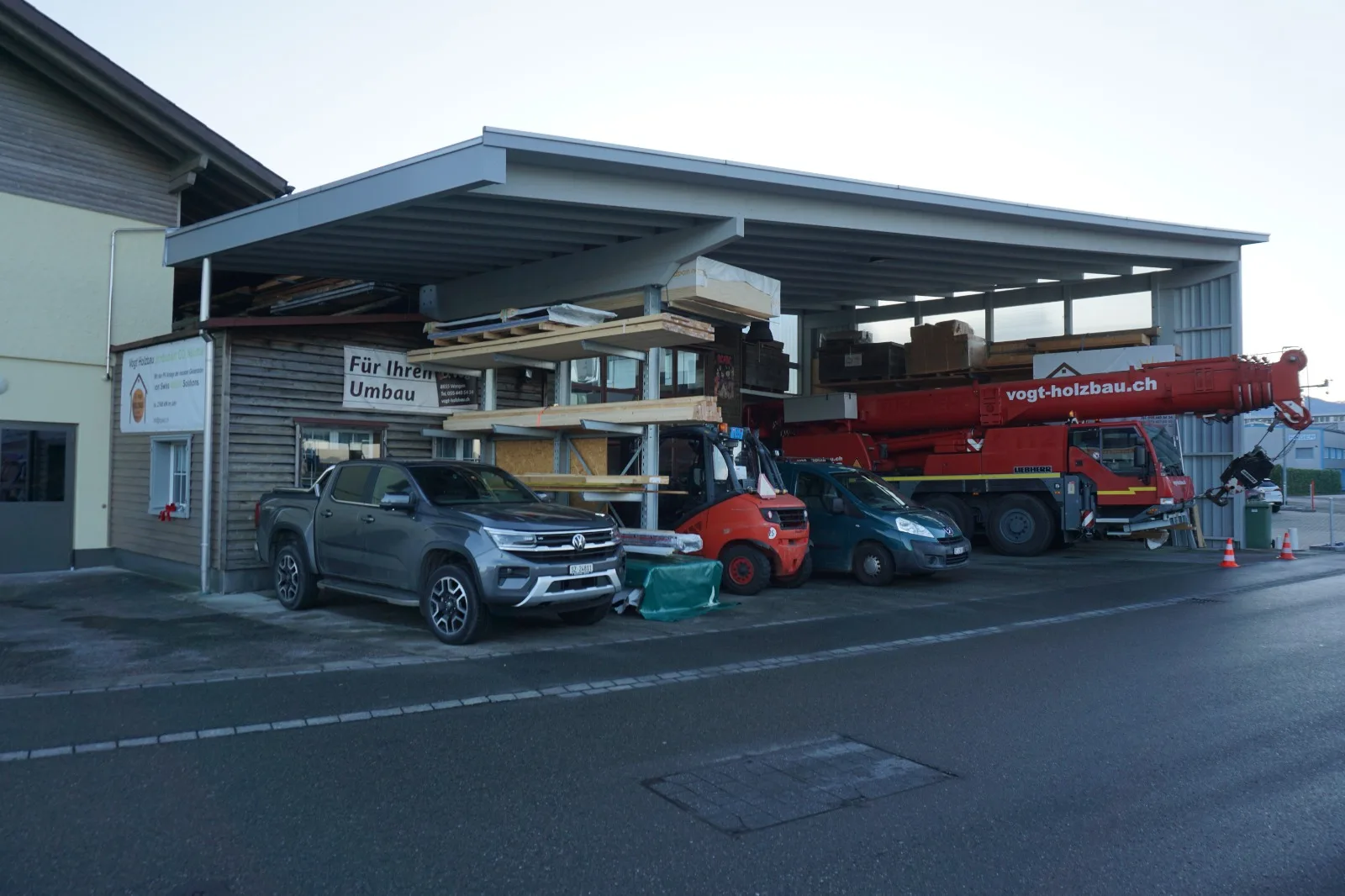Werkareal der D. Vogt Holzbau GmbH mit Holzlager, Stapler und Autokran