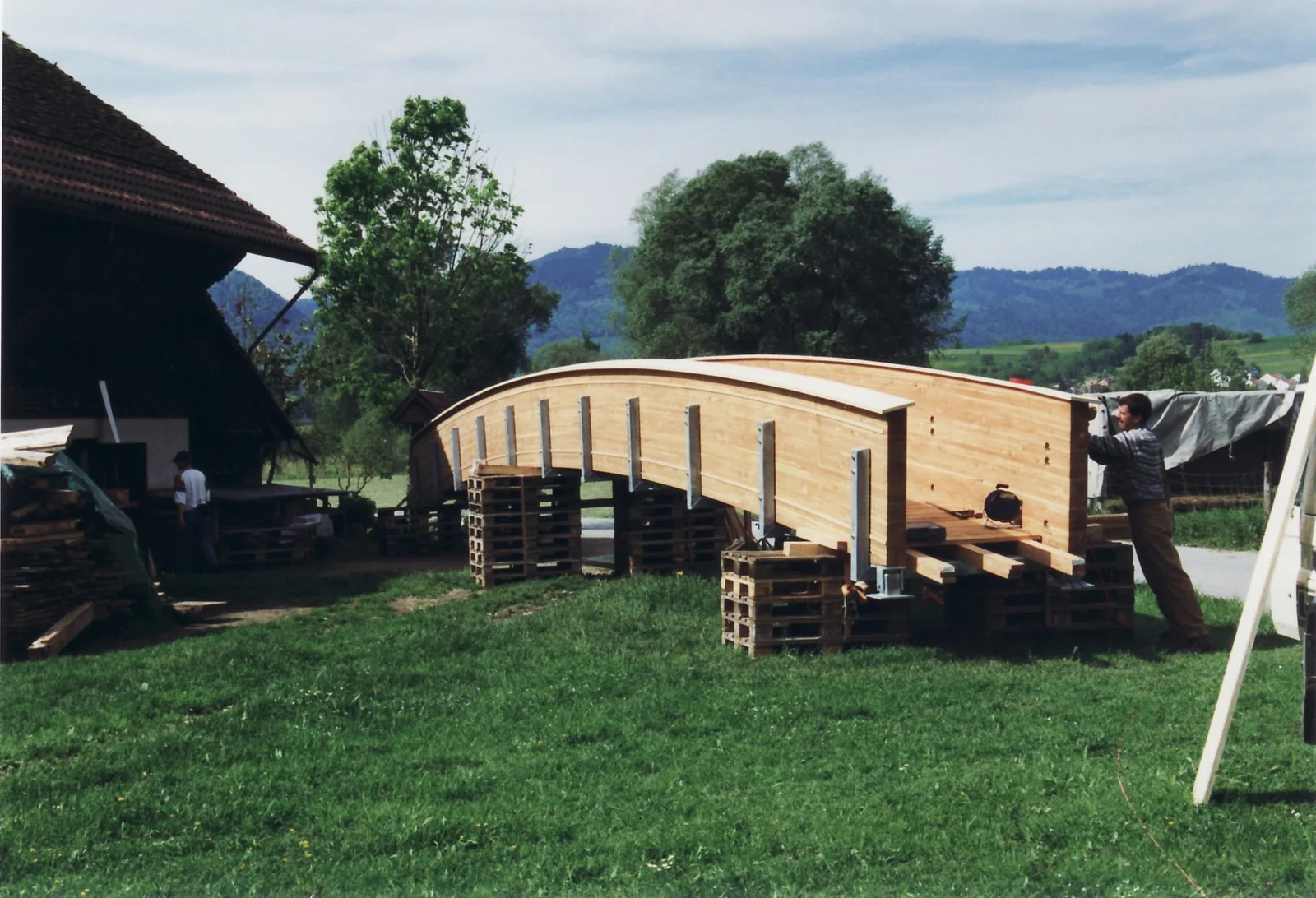 Holzbrücke vor der Auslieferung beim Werk