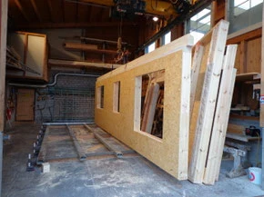 Fertiges Holzelement mit Fensteröffnungen im Werk