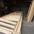 Zugeschnittene Holzbalken für ein Element