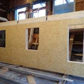 Holzelement mit Fensteröffnungen in der Produktion