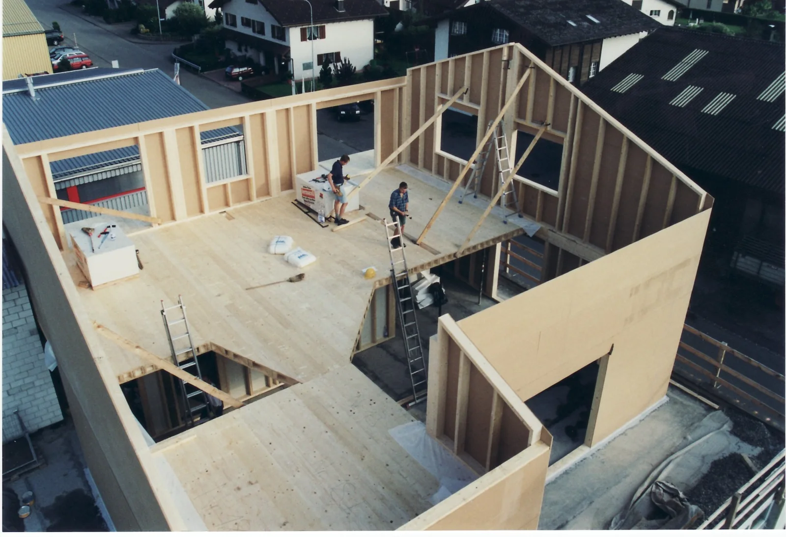 Montage von Wand- und Deckenelementen aus Holz