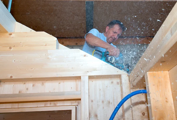 Innenausbau eines Humidorhauses: Hobeln der Holzwände