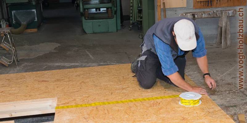 Abkleben der Plattenstösse in der Werkstatt