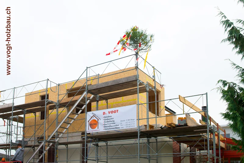 Aufrichte eines Holzelementbaus mit Aufrichtbäumchen