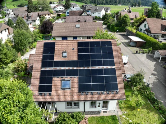 Photovoltaikanlage auf einem Einfamilienhaus mit Ziegeldach