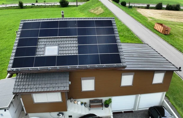 Photovoltaikanlage auf einem Haus mit Holzfassade