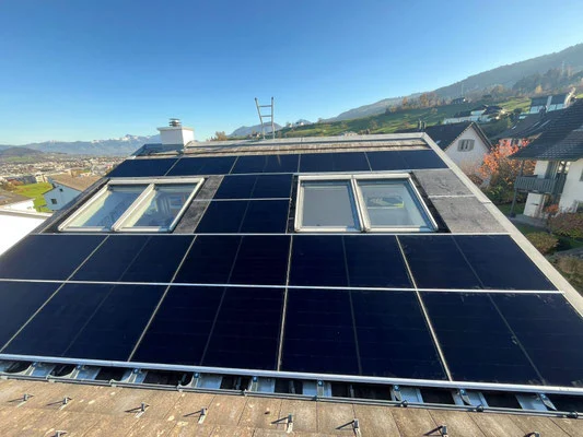 Indach-Photovoltaikanlage mit Dachfenstern