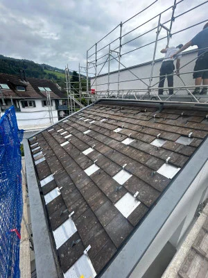 Montage der Dachhaken für eine Photovoltaikanlage