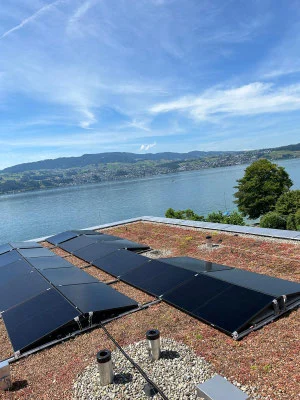 Photovoltaikanlage auf einem Flachdach mit Seesicht