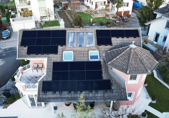 Photovoltaikanlage auf einem Haus mit Erkertürmchen
