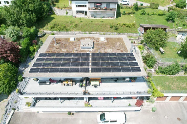 Photovoltaikanlage auf dem Flachdach eines Terrassenhauses
