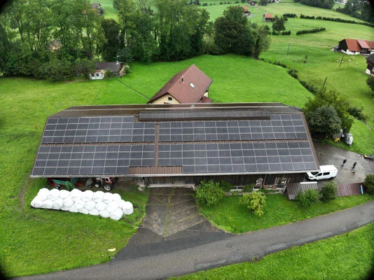 Photovoltaikanlage auf einem landwirtschaftlichen Gebäude