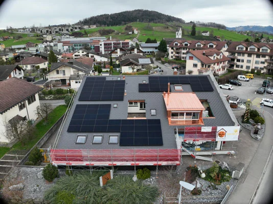 Photovoltaikanlage auf einem Mehrfamilienhaus während der Bauphase