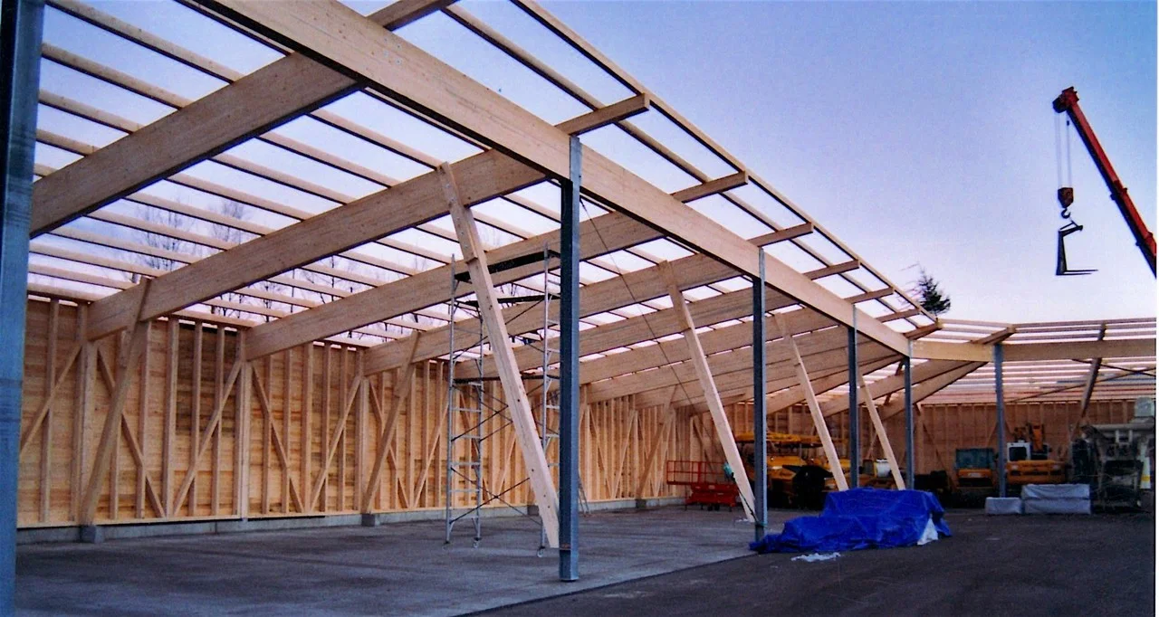 Hallenbau in Holz mit Balken, Sparren und Trägern