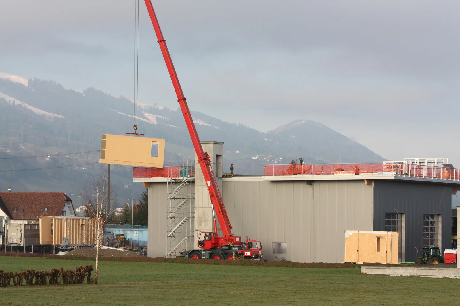 Aufzug eines selbstfabrizierten Holzelementes zur Aufstockung eines Gewerbebaus von Peter Wessner in Wangen bei Schübelbach